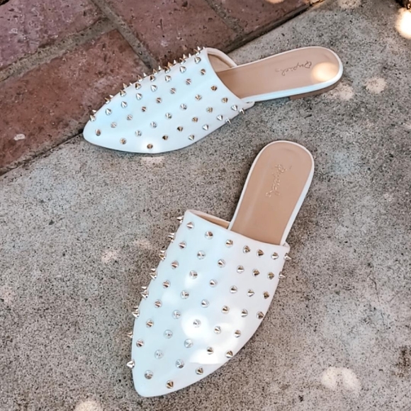 🚨END OF SUMMER SALE// White mule Flats - Picture 4 of 5
